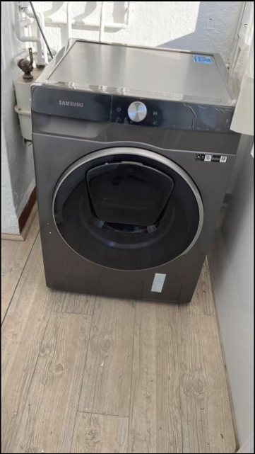 Lavadora en la galería del apartamento